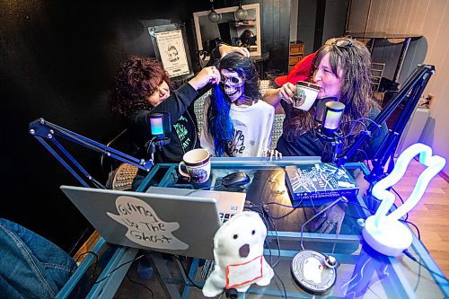 MIKAELA MACKENZIE / WINNIPEG FREE PRESS

Giving up the Ghost podcast hosts Jas Flamand (left) and Sherrie Sigurdson on Tuesday, Oct. 24, 2023. The Manitoba podcast focuses on all things paranormal. For Eva story.
Winnipeg Free Press 2023.