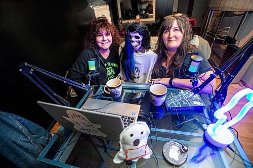 MIKAELA MACKENZIE / WINNIPEG FREE PRESS

Giving up the Ghost podcast hosts Jas Flamand (left) and Sherrie Sigurdson on Tuesday, Oct. 24, 2023. The Manitoba podcast focuses on all things paranormal. For Eva story.
Winnipeg Free Press 2023.