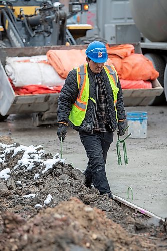 BROOK JONES / WINNIPEG FREE PRESS
Jose Giron with Darco Group Ltd., is placing rebar for a new section of curb on the north side River Avenue in Winnipeg, Man., Thursday, Oct. 26, 2023. Despite the recent snowfall, the City of Winnipeg says road construction is continuing today, Thursday, Oct. 26, and tomorrow, Friday, Oct. 27, in Winnipeg.