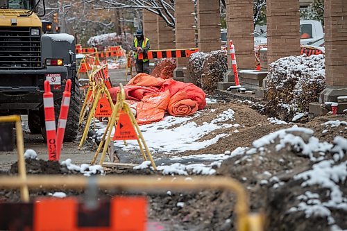 BROOK JONES / WINNIPEG FREE PRESS
Road and sidewalk construction along River Avenue in Winnipeg, Man., Thursday, Oct. 26, 2023. Despite the recent snowfall, the City of Winnipeg says road construction is continuing today, Thursday, Oct. 26, and tomorrow, Friday, Oct. 27, in Winnipeg.