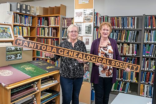BROOK JONES / WINNIPEG FREE PRESS
Gloria McNabb (left) and Daryl Dumanski are volunteers with the Manitoba Genealogical Society. The duo are pictured holding the society's wooden sign from its founding year in 1976. McNabb has been volunteering for the local charity for five years. Dumanski has been volunteering for nearly 40 years.