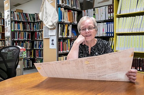 BROOK JONES / WINNIPEG FREE PRESS
Gloria McNabb is a volunteer with the Manitoba Genealogical Society. McNabb, who has been volunteering for the local charity for five years is pictured looking over fellow volunteer Daryl Dumanski's family pedigree chart.