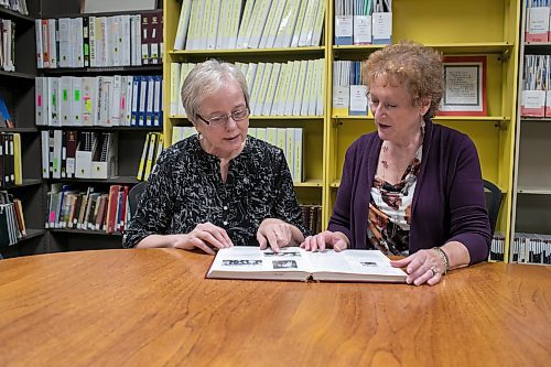 BROOK JONES / WINNIPEG FREE PRESS
Gloria McNabb (left) and Daryl Dumanski are volunteers with the Manitoba Genealogical Society. Seventy-one-year-old McNabb showing 69-year-old Dumanski a book called Treasured Memories of Bruxelles, which features her husband Wayne McNabb's family. The duo were pictured at the society's office in Winnipeg, Man., Thursday, Oct. 26, 2023. McNabb has been volunteering for the local charity for five years. Dumanski has been volunteering for nearly 40 years.