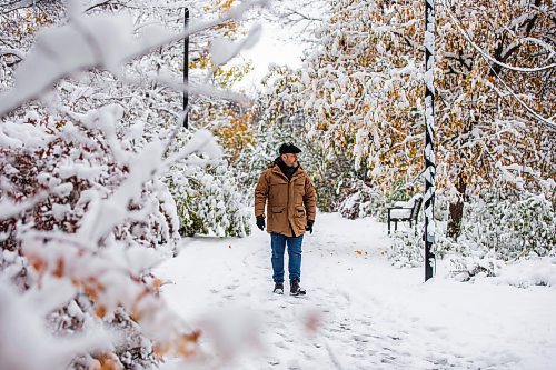 MIKAELA MACKENZIE / WINNIPEG FREE PRESS

Chris Stans walks through Assiniboine Park, with leaves still hanging on to some trees despite the recent snowfall, on Friday, Oct. 27, 2023. Standup.
Winnipeg Free Press 2023.