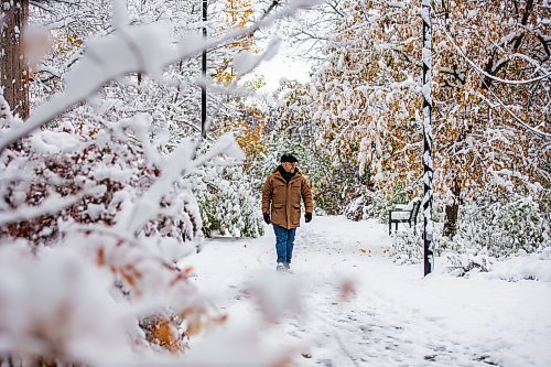 MIKAELA MACKENZIE / WINNIPEG FREE PRESS

Chris Stans walks through Assiniboine Park, with leaves still hanging on to some trees despite the recent snowfall, on Friday, Oct. 27, 2023. Standup.
Winnipeg Free Press 2023.