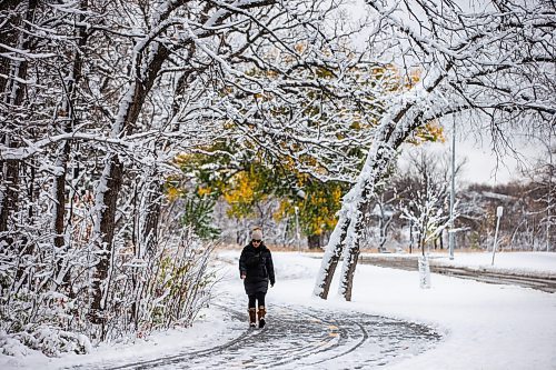 MIKAELA MACKENZIE / WINNIPEG FREE PRESS

Gisella Lacasse walks along the Assiniboine River, with green leaves still hanging on to some trees despite the recent snowfall, on Friday, Oct. 27, 2023. Standup.
Winnipeg Free Press 2023.