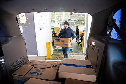 MIKAELA MACKENZIE / WINNIPEG FREE PRESS

Ernest Guptill fills a van up at Harvest Manitoba with food going to a food bank at the Church of Living Hope on Friday, Oct. 27, 2023. For Malak story.
Winnipeg Free Press 2023.