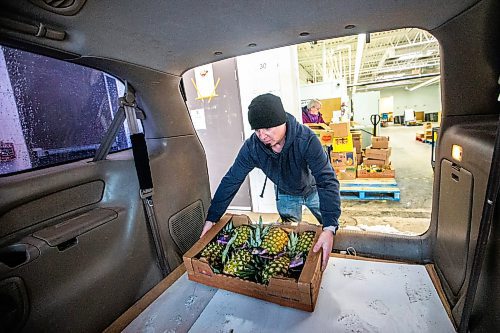 MIKAELA MACKENZIE / WINNIPEG FREE PRESS

Ernest Guptill fills a van up at Harvest Manitoba with food going to a food bank at the Church of Living Hope on Friday, Oct. 27, 2023. For Malak story.
Winnipeg Free Press 2023.