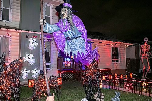 BROOK JONES / WINNIPEG FREE PRESS
The house and yard at 1011 Elizabeth Rd., in Winnipeg, Man., is decorated for Halloween. It's the second year in a row Gord Unger and his wife Dawn Chomik have set up a Halloween yard display on Elizabeth Road. The Halloween display was pictured Thursday, Oct. 26, 2023.