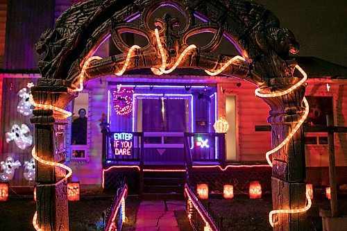 BROOK JONES / WINNIPEG FREE PRESS
The house and yard at 1011 Elizabeth Rd., in Winnipeg, Man., is decorated for Halloween. It's the second year in a row Gord Unger and his wife Dawn Chomik have set up a Halloween yard display on Elizabeth Road. The Halloween display was pictured Thursday, Oct. 26, 2023.