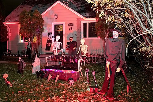 BROOK JONES / WINNIPEG FREE PRESS
The house and yard at 570 Berkley St., in Winnipeg, Man., is decorated for Halloween. The Halloween display was pictured Thursday, Oct. 26, 2023.