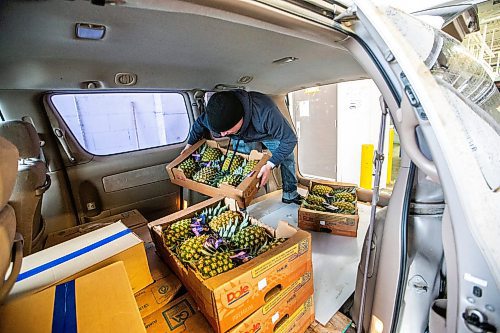 MIKAELA MACKENZIE / WINNIPEG FREE PRESS

Ernest Guptill fills a van up at Harvest Manitoba with food going to a food bank at the Church of Living Hope on Friday, Oct. 27, 2023. For Malak story.
Winnipeg Free Press 2023.