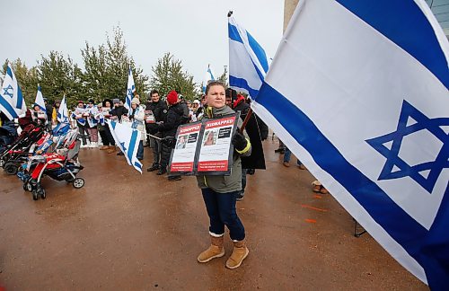 JOHN WOODS / WINNIPEG FREE PRESS
Israel supporters gather at the Canadian  Museum for Human Rights in Winnipeg Sunday, October  29, 2023. 

Reporter: searle