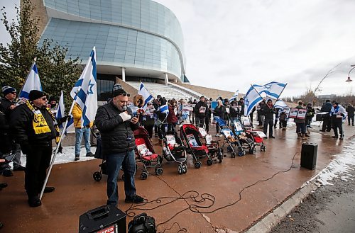 JOHN WOODS / WINNIPEG FREE PRESS
Israel supporters gather at the Canadian  Museum for Human Rights in Winnipeg Sunday, October  29, 2023. 

Reporter: searle