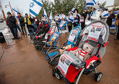 JOHN WOODS / WINNIPEG FREE PRESS
Israel supporters gather at the Canadian  Museum for Human Rights in Winnipeg Sunday, October  29, 2023. 

Reporter: searle