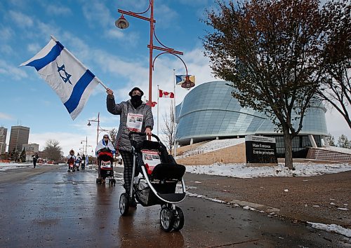 JOHN WOODS / WINNIPEG FREE PRESS
Israel supporters gather at the Canadian  Museum for Human Rights in Winnipeg Sunday, October  29, 2023. 

Reporter: searle