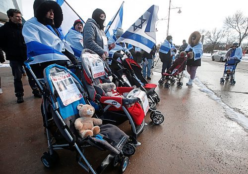 JOHN WOODS / WINNIPEG FREE PRESS
Israel supporters gather at the Canadian  Museum for Human Rights in Winnipeg Sunday, October  29, 2023. 

Reporter: searle