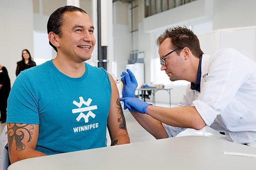 MIKE DEAL / WINNIPEG FREE PRESS
Premier Wab Kinew receives his COVID-19 and flu vaccines by Adrian Gulowaty, pharmacist owner at the Shoppers Drug Mart, 43 Osborne Street.
231030 - Monday, October 30, 2023.