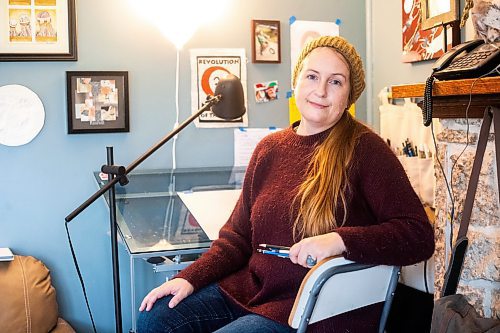 MIKAELA MACKENZIE / WINNIPEG FREE PRESS

Zastre, a self-taught artist who specializes in graphite and ink portraits, in her home studio on Wednesday, Oct. 25, 2023. Her new show &#x482;e a Better Settler&#x4e0;launches next week and features 16 portraits and essays created following interviews with Indigenous Winnipeggers about their thoughts on allyship and what it means to be a better settler. For Eva story.
Winnipeg Free Press 2023.