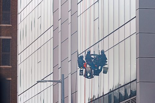 MIKE DEAL / WINNIPEG FREE PRESS
Window cleaners work away on the side of True North Square, 225 Carlton Street, despite the blowing snow Monday morning.
231030 - Monday, October 30, 2023.