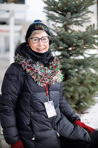 MIKE DEAL / WINNIPEG FREE PRESS
Linda Hamilton, 67, volunteers with the Winnipeg Santa Claus Parade.
See Aaron App story
231030 - Monday, October 30, 2023.