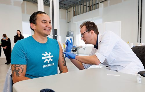 MIKE DEAL / WINNIPEG FREE PRESS
Premier Wab Kinew receives his COVID-19 and flu vaccines by Adrian Gulowaty, pharmacist owner at the Shoppers Drug Mart, 43 Osborne Street.
231030 - Monday, October 30, 2023.
