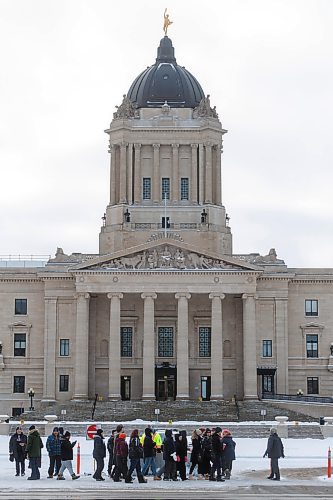 MIKE DEAL / WINNIPEG FREE PRESS
A very large MGEU picket line of a few hundred people marches around the Manitoba Legislative building Tuesday morning.
231031 - Tuesday, October 31, 2023.