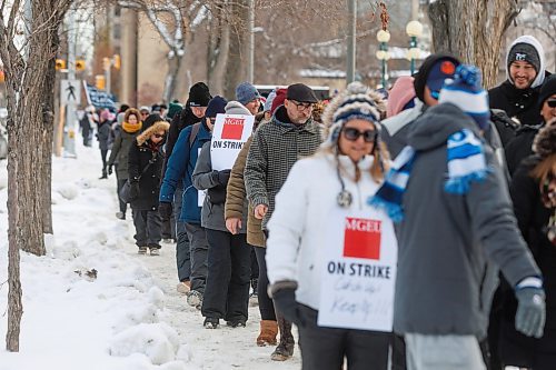 MIKE DEAL / WINNIPEG FREE PRESS
A very large MGEU picket line of a few hundred people marches around the Manitoba Legislative building Tuesday morning.
231031 - Tuesday, October 31, 2023.