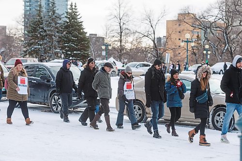 MIKE DEAL / WINNIPEG FREE PRESS
A very large MGEU picket line of a few hundred people marches around the Manitoba Legislative building Tuesday morning.
231031 - Tuesday, October 31, 2023.