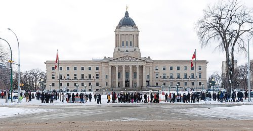 MIKE DEAL / WINNIPEG FREE PRESS
A very large MGEU picket line of a few hundred people marches around the Manitoba Legislative building Tuesday morning.
231031 - Tuesday, October 31, 2023.