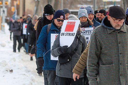 MIKE DEAL / WINNIPEG FREE PRESS
A very large MGEU picket line of a few hundred people marches around the Manitoba Legislative building Tuesday morning.
231031 - Tuesday, October 31, 2023.