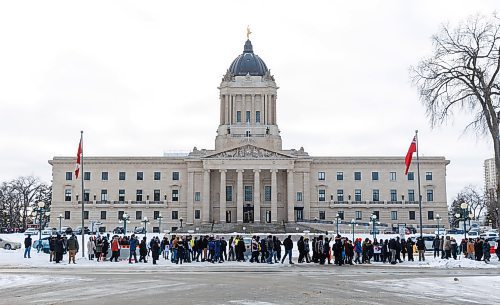 MIKE DEAL / WINNIPEG FREE PRESS
A very large MGEU picket line of a few hundred people marches around the Manitoba Legislative building Tuesday morning.
231031 - Tuesday, October 31, 2023.