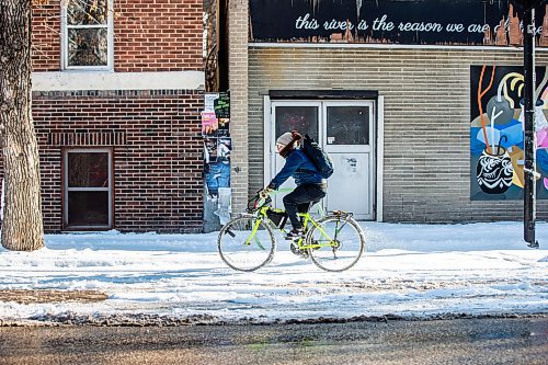 MIKAELA MACKENZIE / WINNIPEG FREE PRESS

A cyclist rides through the snow in the cycling lane on Sherbrook Street on Tuesday, Oct. 31, 2023. For Kevin story.
Winnipeg Free Press 2023.