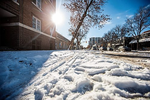 MIKAELA MACKENZIE / WINNIPEG FREE PRESS

Snow blankets the cycling lane on Sherbrook Street on Tuesday, Oct. 31, 2023. For Kevin story.
Winnipeg Free Press 2023.