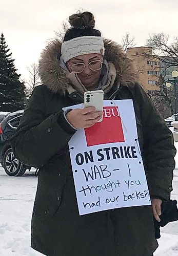 CAROL SANDERS / WINNIPEG FREE PRESS

A large MGEU picket line of a few hundred people marched around the Manitoba Legislative building Tuesday morning. 231031 - Tuesday, October 31, 2023.