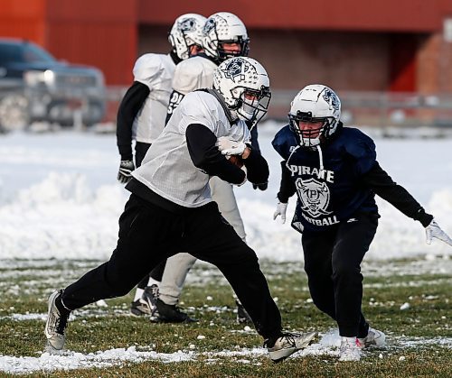 JOHN WOODS / WINNIPEG FREE PRESS
Grant Park high school Max Payne runs during practice for their playoff game in Winnipeg Tuesday, October  31, 2023. 

Reporter: josh