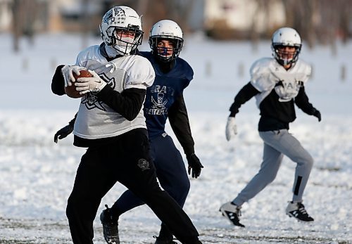 JOHN WOODS / WINNIPEG FREE PRESS
Grant Park high school&#x2019;s Max Payne catches the pass during practice for their playoff game in Winnipeg Tuesday, October  31, 2023. 

Reporter: josh