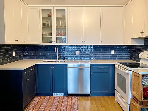 Marc LaBossiere / Winnipeg Free Press
The white upper cabinets and quartz countertop are in sharp contrast with the midnight blue backsplash and lower cabinets.