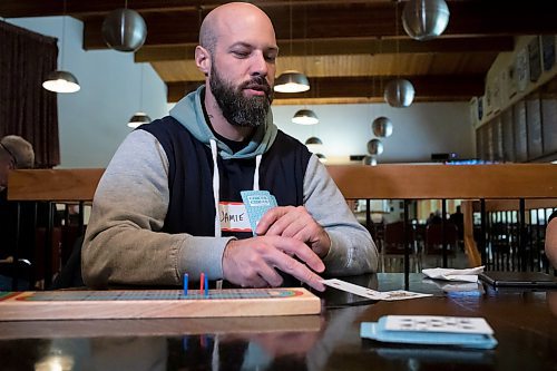 BROOK JONES / WINNIPEG FREE PRESS
Winnipegger Lyndon Demers hosts Lyndon's Cribbage Nights every second Wednesday from 6:30 to 9 p.m. on the second floor of Heather Curling Club at 120 Youville Street. As many as 20 enthusiatic cribbage players gather for the cribbage nights, rotating opponents as the evening goes along. Pictured: St. Laurent resident Jamie Goodfellow playing cribbage at the Heather Curling Club in Winnipeg, Man., Wednesday, Oct. 25, 2023.