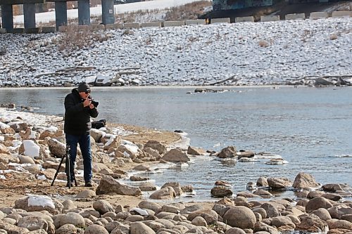 Brandon resident Tarry Carr tries out a new wide-angle lens for his camera on a sunny afternoon near the Assiniboine River in Dinsdale Park on Wednesday afternoon. (Matt Goerzen/The Brandon Sun)
