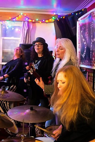 MIKAELA MACKENZIE / WINNIPEG FREE PRESS

Tracy Young-Dodds (centre) rehearses with her all-female rock band, She, on Wednesday, Nov. 1, 2023. For Dave Sanderson story.
Winnipeg Free Press 2023.