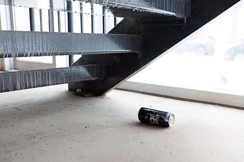MIKE DEAL / WINNIPEG FREE PRESS
A lone empty can of beer sits under the stairs in the parkade at 95 Tecumseh Street.
For a story on parkade safety at the Health Sciences Centre.
See Tyler Searle story
231102 - Thursday, November 02, 2023.