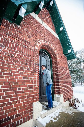 MIKAELA MACKENZIE / WINNIPEG FREE PRESS

Brian McElroy opens the door to the war memorial building in Darlingford, Manitoba on Monday, Oct. 30, 2023. For Jen story.
Winnipeg Free Press 2023.