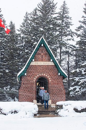 MIKAELA MACKENZIE / WINNIPEG FREE PRESS

Brian McElroy (front), Harvey Kinsman, and Myra Amy-McElroy walk out of the war memorial building in Darlingford, Manitoba on Monday, Oct. 30, 2023. For Jen story.
Winnipeg Free Press 2023.