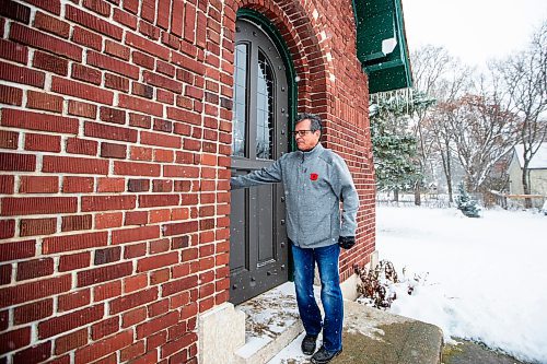 MIKAELA MACKENZIE / WINNIPEG FREE PRESS

Brian McElroy opens the door to the war memorial building in Darlingford, Manitoba on Monday, Oct. 30, 2023. For Jen story.
Winnipeg Free Press 2023.