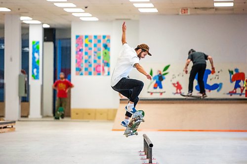 MIKAELA MACKENZIE / WINNIPEG FREE PRESS

Tyler Geurts grinds the rail at Pitikwe Skatepark, which has been open since last Friday, at Portage Place on Friday, Nov. 3, 2023. Standup.
Winnipeg Free Press 2023.