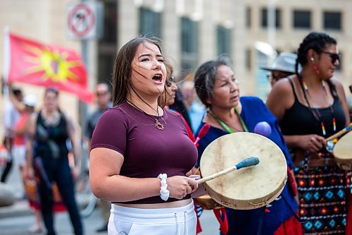 MIKAELA MACKENZIE / WINNIPEG FREE PRESS

Jorden Myran, sister of Marcedes Myran, drums at a round dance at Portage and Main on Thursday, Aug. 3, 2023. For Tessa story.
Winnipeg Free Press 2023