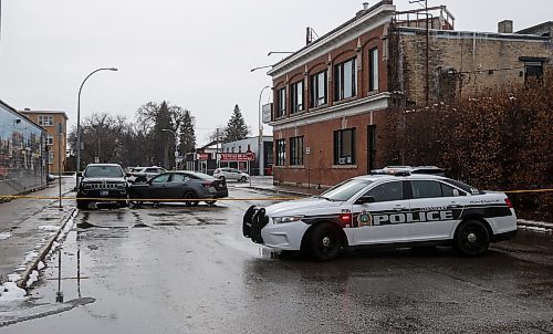 JOHN WOODS / WINNIPEG FREE PRESS
Police investigate a scene on Parkview St at Portage Avenue in Winnipeg Tuesday, November 5, 2023. Police were called to a shooting at 1:00 Sunday morning.

Reporter: tyler
