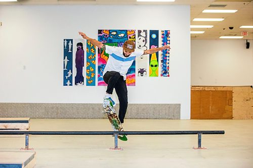 MIKAELA MACKENZIE / WINNIPEG FREE PRESS

Tyler Geurts grinds the rail at Pitikwe Skatepark, which has been open since last Friday, at Portage Place on Friday, Nov. 3, 2023. Standup.
Winnipeg Free Press 2023.