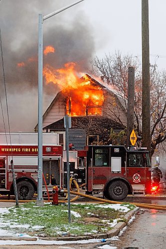MIKE DEAL / WINNIPEG FREE PRESS
Winnipeg Fire Paramedic Service (WFPS) crews at a house fire at 1070 Selkirk Avenue Monday morning.
231106 - Monday, November 06, 2023.